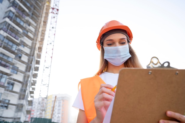 Trabajador de la construcción y la construcción en el sitio.