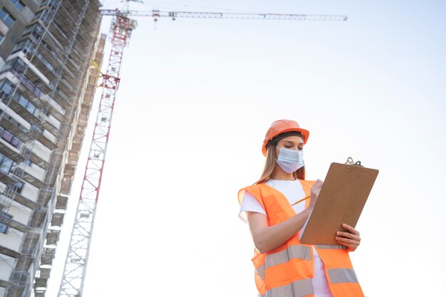 Trabajador de la construcción y la construcción en el sitio.