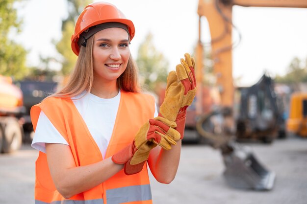 Trabajador de la construcción y la construcción en el sitio.