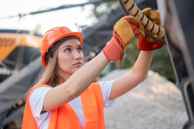 Trabajador de la construcción y la construcción en el sitio.