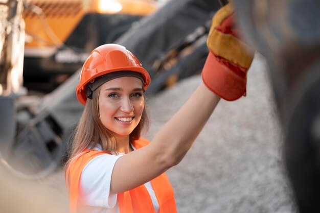 Trabajador de la construcción y la construcción en el sitio.