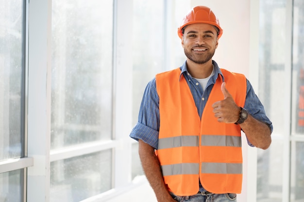 Trabajador de la construcción y la construcción en el sitio.