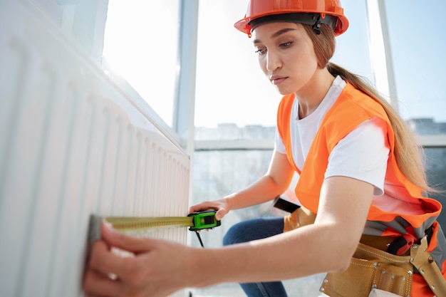 Trabajador de la construcción y la construcción en el sitio.