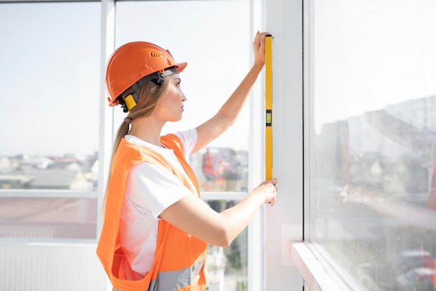 Trabajador de la construcción y la construcción en el sitio.