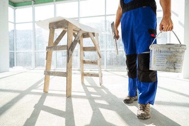 Trabajador de la construcción y la construcción en el sitio.