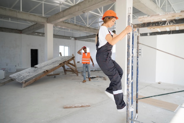 Trabajador de la construcción y la construcción en el sitio.