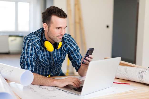 Trabajador de la construcción contemporánea con equipos electrónicos