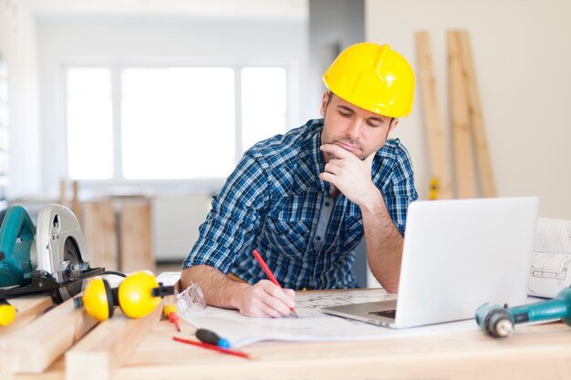 Trabajador de la construcción enfocado en el sitio de construcción