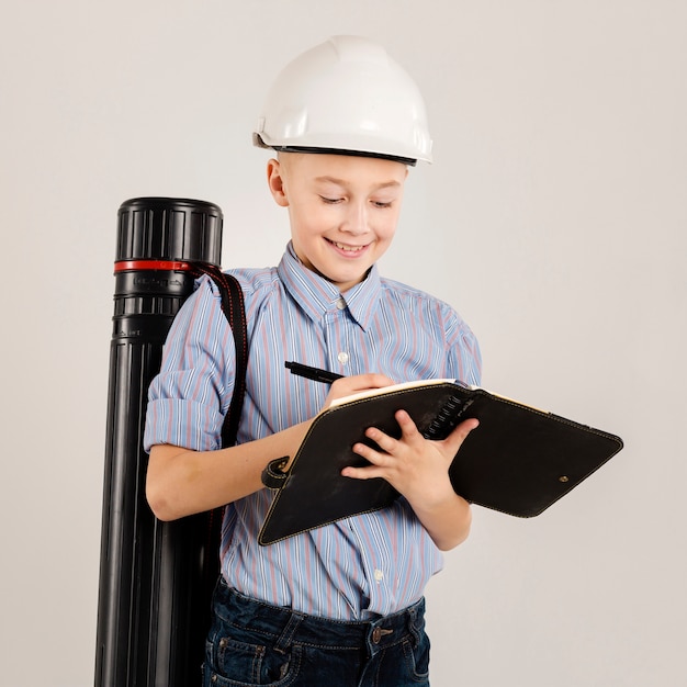 Trabajador de la construcción escribiendo en cuaderno