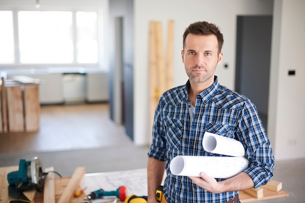 Trabajador de la construcción está listo para comenzar un día en el trabajo