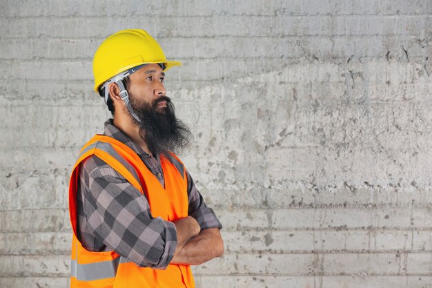 El trabajador de la construcción está parado adentro y siente la lucha por el trabajo en el sitio de construcción.