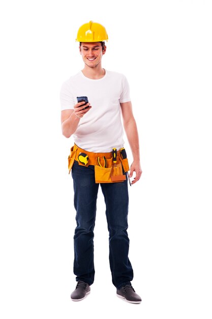 Trabajador de la construcción feliz con teléfono inteligente