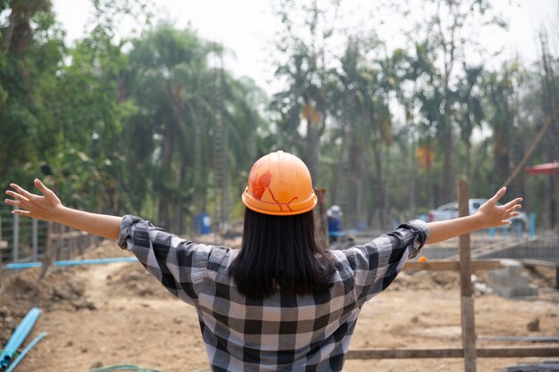 Trabajador de la construcción feliz y trabajo. Retrato de albañil satisfecho con espacio de copia.