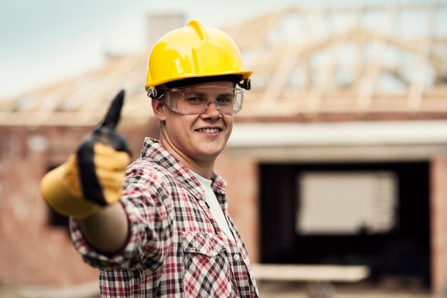 Trabajador de la construcción gesticulando Thumbs up