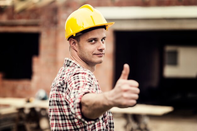 Trabajador de la construcción gesticulando Thumbs up