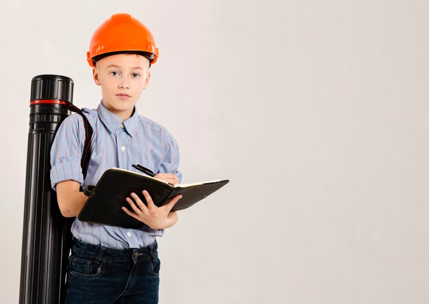 Trabajador de construcción lindo que sostiene el cuaderno