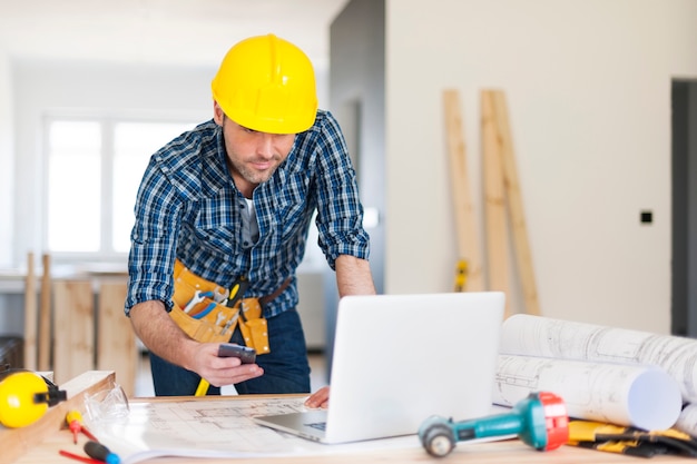 trabajador de la construcción en el lugar de trabajo