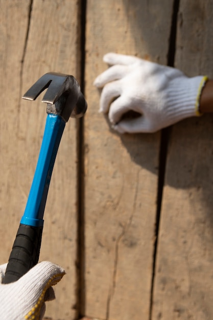 Foto gratuita trabajador de la construcción con martillo en el lugar de trabajo