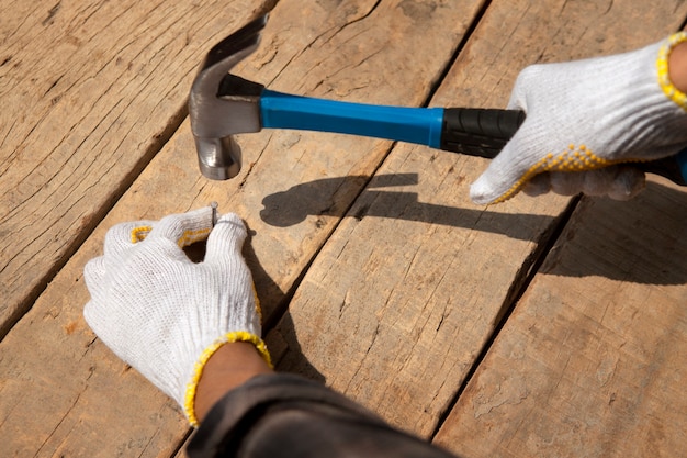 Trabajador de la construcción con martillo en el lugar de trabajo