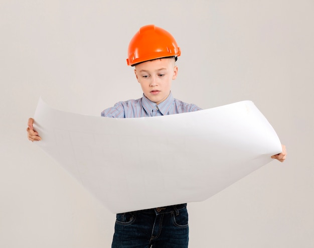 Trabajador de la construcción mirando proyecto