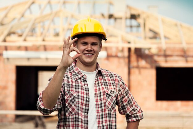 Trabajador de la construcción mostrando signo ok