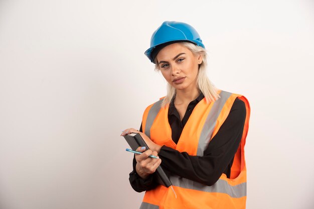 Trabajador de la construcción de mujer de pie con el portátil. Foto de alta calidad