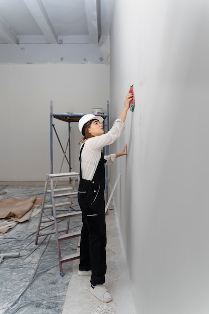 Foto gratuita trabajador de la construcción de mujer de tiro completo