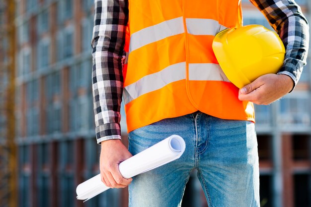 Trabajador de la construcción de primer plano con casco