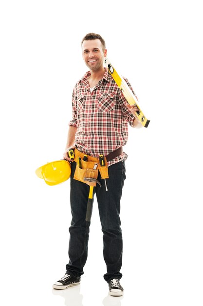 Trabajador de la construcción sonriente con herramienta de trabajo
