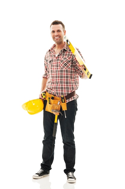 Trabajador de la construcción sonriente con herramienta de trabajo