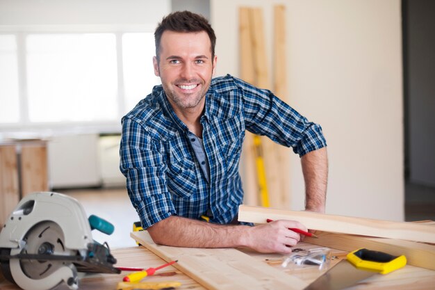 Trabajador de la construcción sonriente en el trabajo