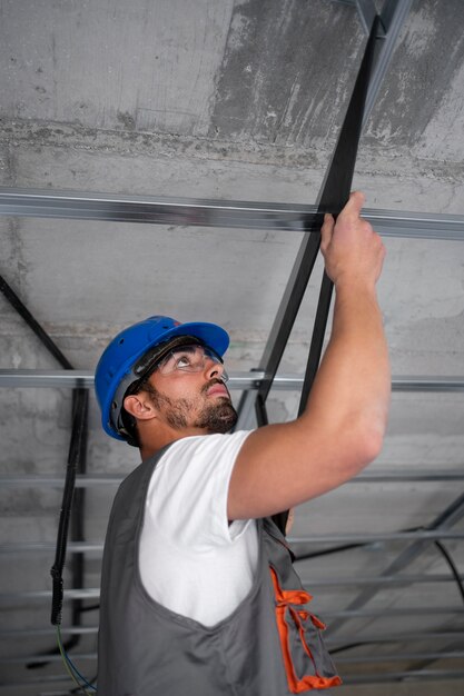 Trabajador de la construcción de tiro medio haciendo su trabajo