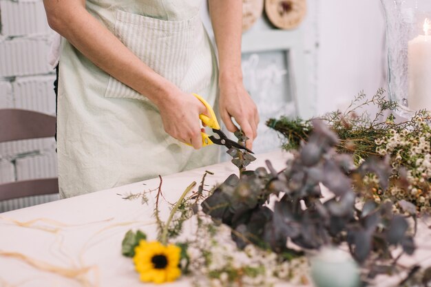 Trabajador cortar ramas para bouquet floral