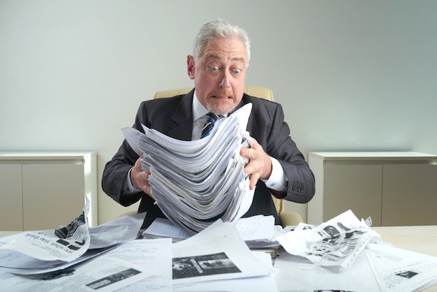 Foto gratuita trabajador de cuello blanco envejecido en el lugar de trabajo