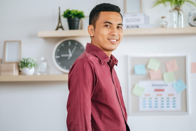 Foto gratuita el trabajador cumplió la tarea y sonrió a un lado.