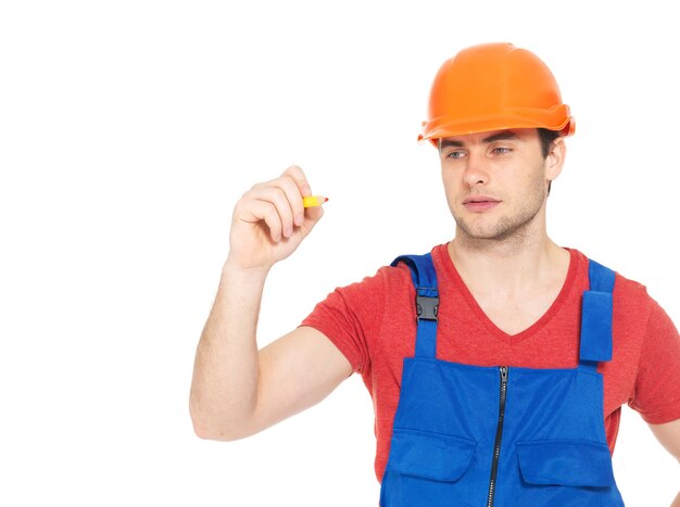 Trabajador dibujando algo en la pantalla con marcador rojo, aislado en blanco