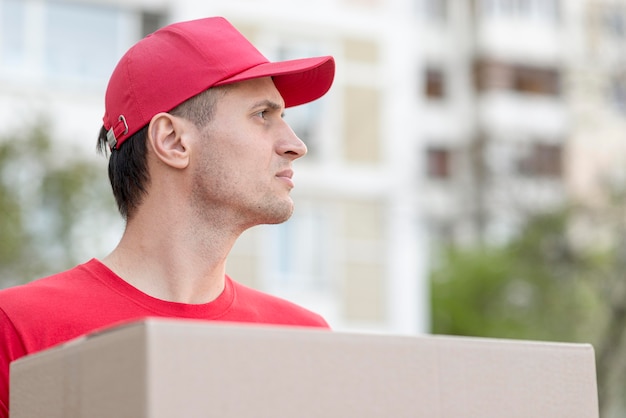 Trabajador entregando orden