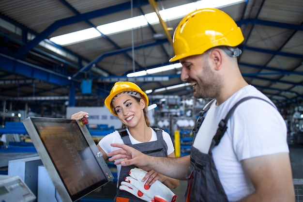 Foto gratuita trabajador de fábrica explicando al alumno cómo operar la máquina industrial usando un nuevo software en la computadora con pantalla táctil