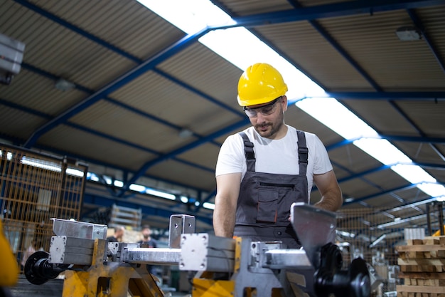 Trabajador de fábrica operando máquina industrial