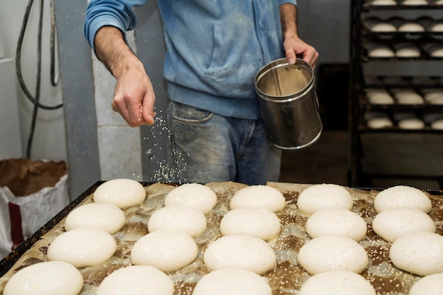 Foto gratuita trabajador en una fábrica de pan