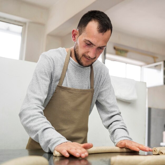 Trabajador en una fábrica de pan