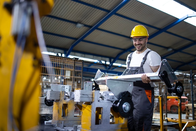 Trabajador de fábrica que trabaja en la línea de producción industrial