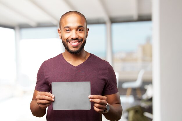 Trabajador feliz sujetando un letrero vacío