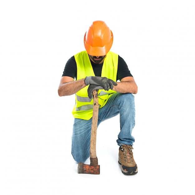 Trabajador con hacha sobre fondo blanco