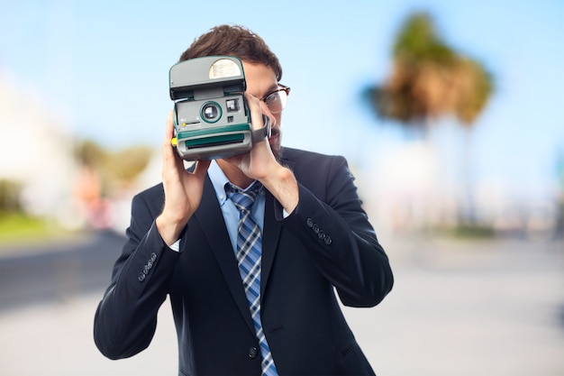 Trabajador haciendo una foto con el fondo borroso