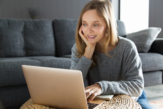 Trabajador independiente alegre que tiene video chat