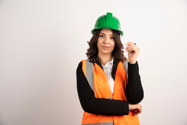 Trabajador industrial mujer posando en blanco