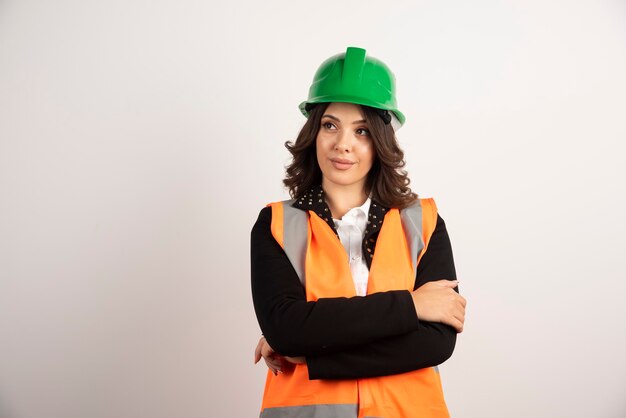 Foto gratuita trabajador industrial mujer posando en blanco