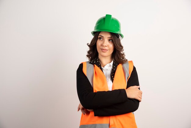 Trabajador industrial mujer posando en blanco