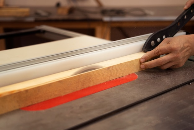 Foto gratuita trabajador de la madera en su taller trabajando con herramientas y equipos.